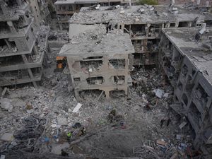Supporting image for story: Israel and Iran trade strikes for a third day as hundreds reported dead
