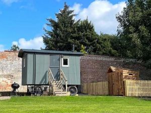 Supporting image for story: Shepherd's hut holiday let plan approved by council